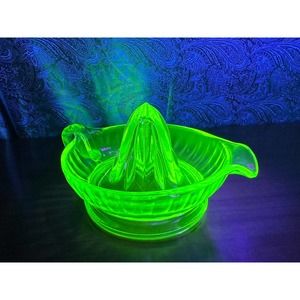 Vintage uranium glass juicer/reamer Round green by Cambridge